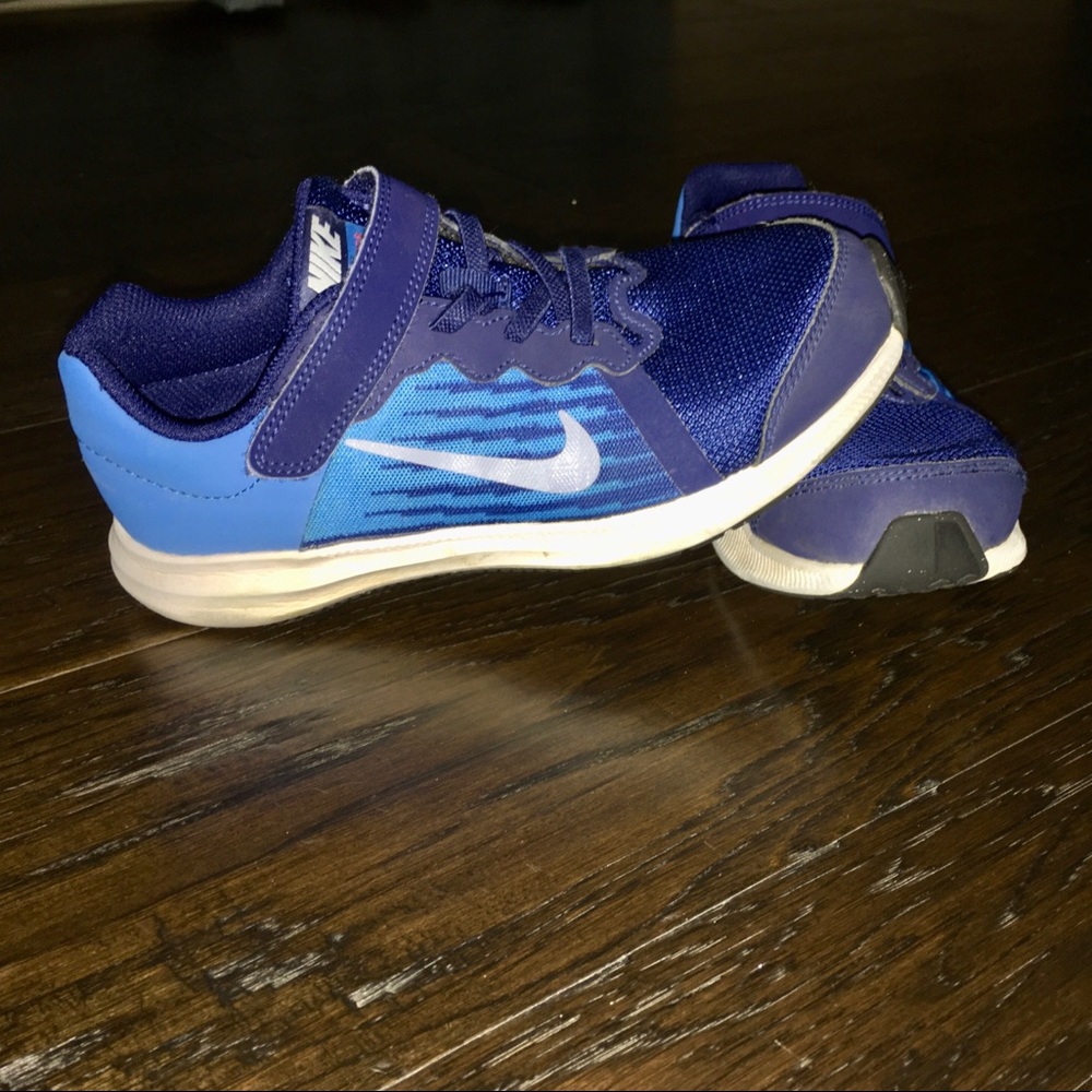 EUC BLUE Nike downshifter running shoes. Sz 2Y